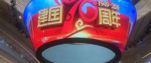 公司花20萬裝修的會(huì)議室，竟被客戶吐槽‘像網(wǎng)吧’？高級(jí)感會(huì)議室的屏幕選擇秘訣”
